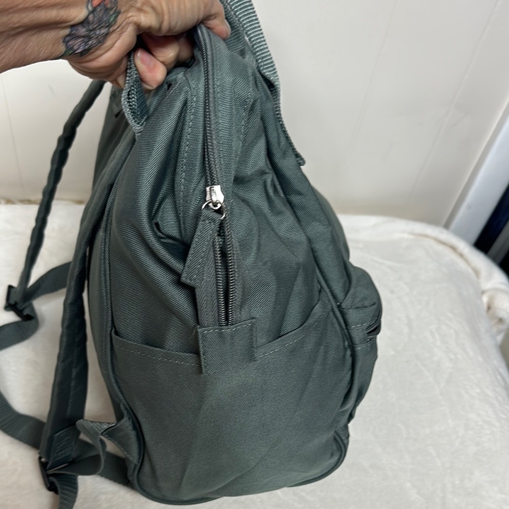 DSW Green Backpack with Durable Design - Picture 4 of 11